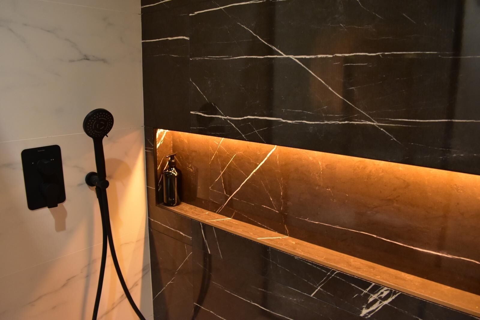 Sèche-cheveux, serviettes fournies, savon, papier toilette