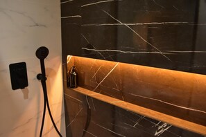 Haartrockner, Handtücher, Seife, Toilettenpapier