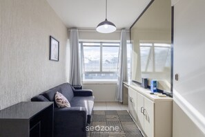 Eenvoudig appartement | Woonruimte | Een 32-inch smart-tv met digitale zenders