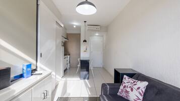 Apartamento básico | Zona de estar | Smart TV de 32 pulgadas con canales digitales