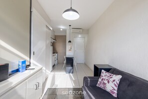 ベーシック アパートメント | リビング エリア | 32 インチのスマートテレビ (デジタル放送視聴可)