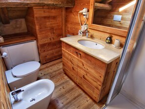 Shower, hair dryer, bidet, towels - Villa San Liberale - Wellness in Feltre, between the Dolomites and the Prosecco Hills (Feltre)