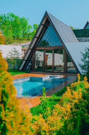 A modern house with a triangular roof, a swimming pool, and lush greenery. - Sapanca MFA Suit Bungalow (Sapanca)