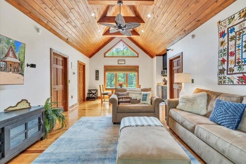 Luxury Lakefront Cottage with Private Boat Slip