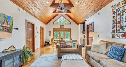 Luxury Lakefront Cottage with Private Boat Slip