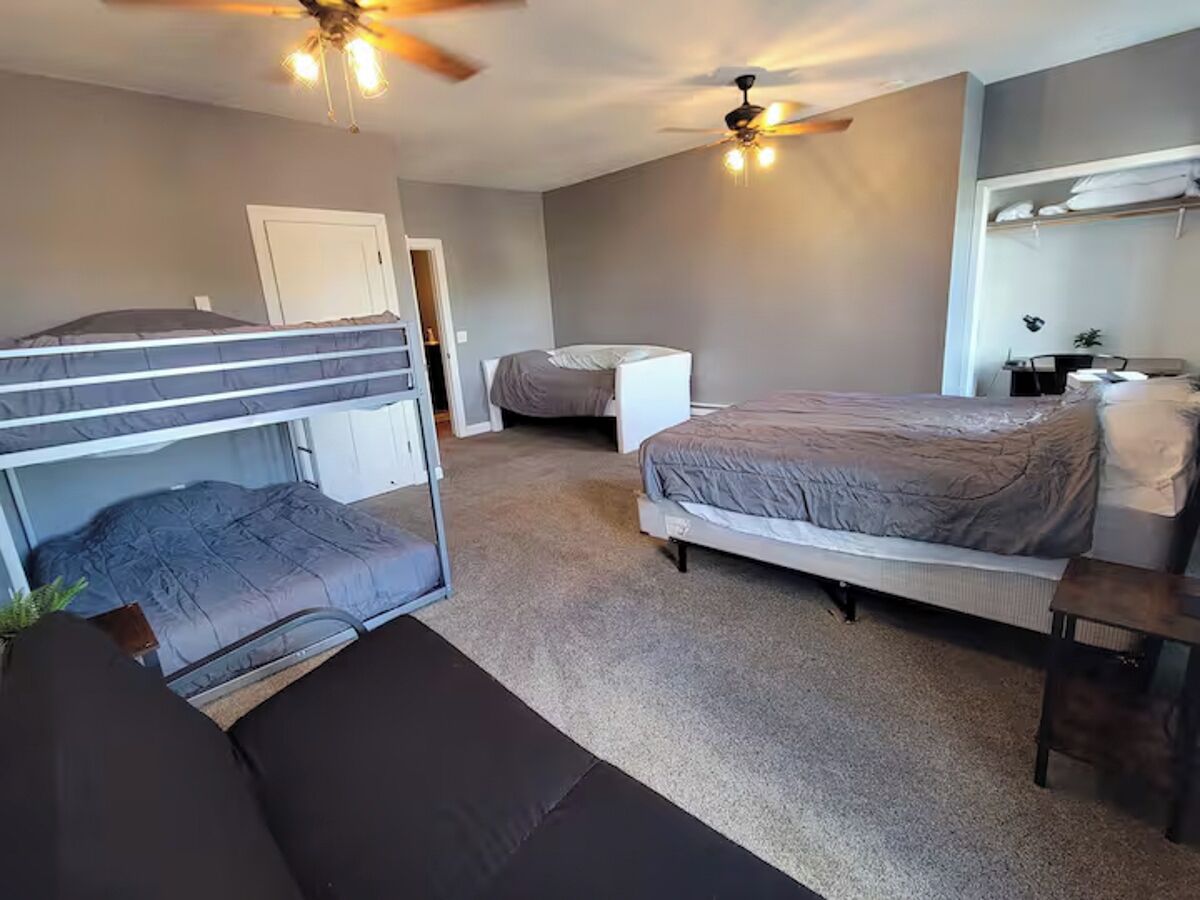 Iron/ironing board, internet, bed sheets