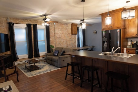 Interior. Historic 2-bedroom apartment in charming downtown Glencoe