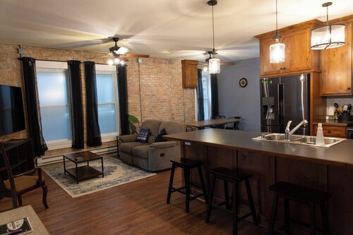 Historic 2-bedroom apartment in charming downtown Glencoe