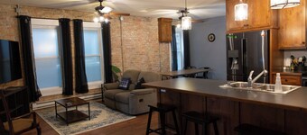 Historic 2-bedroom apartment in charming downtown Glencoe