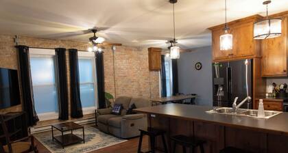 Historic 2-bedroom apartment in charming downtown Glencoe