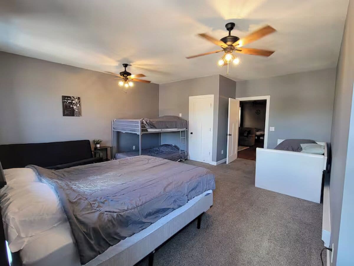 Iron/ironing board, Internet, bed sheets