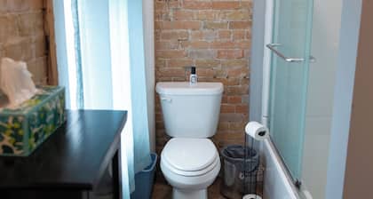 Historic 2-bedroom apartment in charming downtown Glencoe