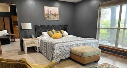 Peaceful 2-bedroom house on working ranch near Bertram