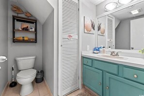 Secadora de cabello, toallas, jabón, papel de baño 