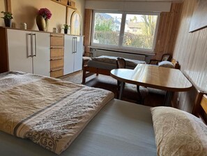 Iron/ironing board, WiFi, bed sheets - Large apartment for fitters in Troisdorf | 100 sqm | up to 5 pers. | garden | parking lot (Troisdorf)