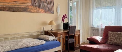 Silitysrauta/-lauta, Wi-Fi, vuodevaatteet