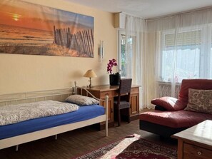 Iron/ironing board, WiFi, bed sheets - Large apartment for fitters in Troisdorf | 100 sqm | up to 5 pers. | garden | parking lot (Troisdorf)