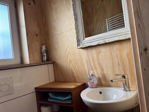 Shower, hair dryer, towels, soap - Large apartment for fitters in Troisdorf | 100 sqm | up to 5 pers. | garden | parking lot (Troisdorf)