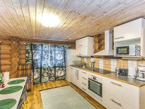 Refrigerador, microondas, lavavajillas y utensilios de cocina 