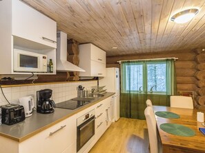 Réfrigérateur, micro-ondes, batterie de cuisine, vaisselle et ustensiles