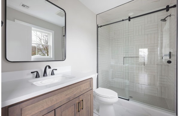 Shower, jetted tub, hair dryer, towels