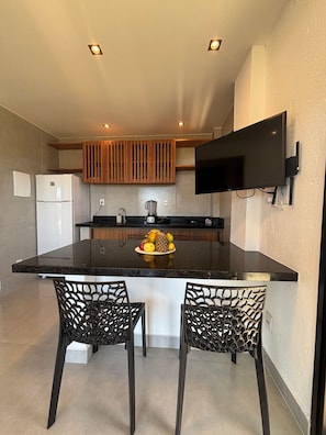 Apartamento família | Cozinha privada | Frigobar, fogão, talheres/pratos/utensílios de cozinha