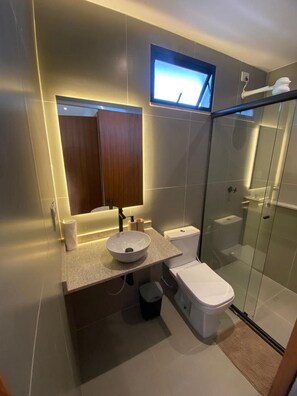 Apartamento | Banheiro | Chuveiro, toalhas de banho, papel higiênico