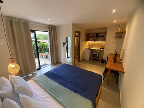 Espacio para trabajar con laptop y wifi gratis 