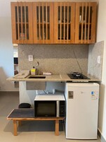 Apartamento | Cozinha privada | Frigobar, fogão, talheres/pratos/utensílios de cozinha