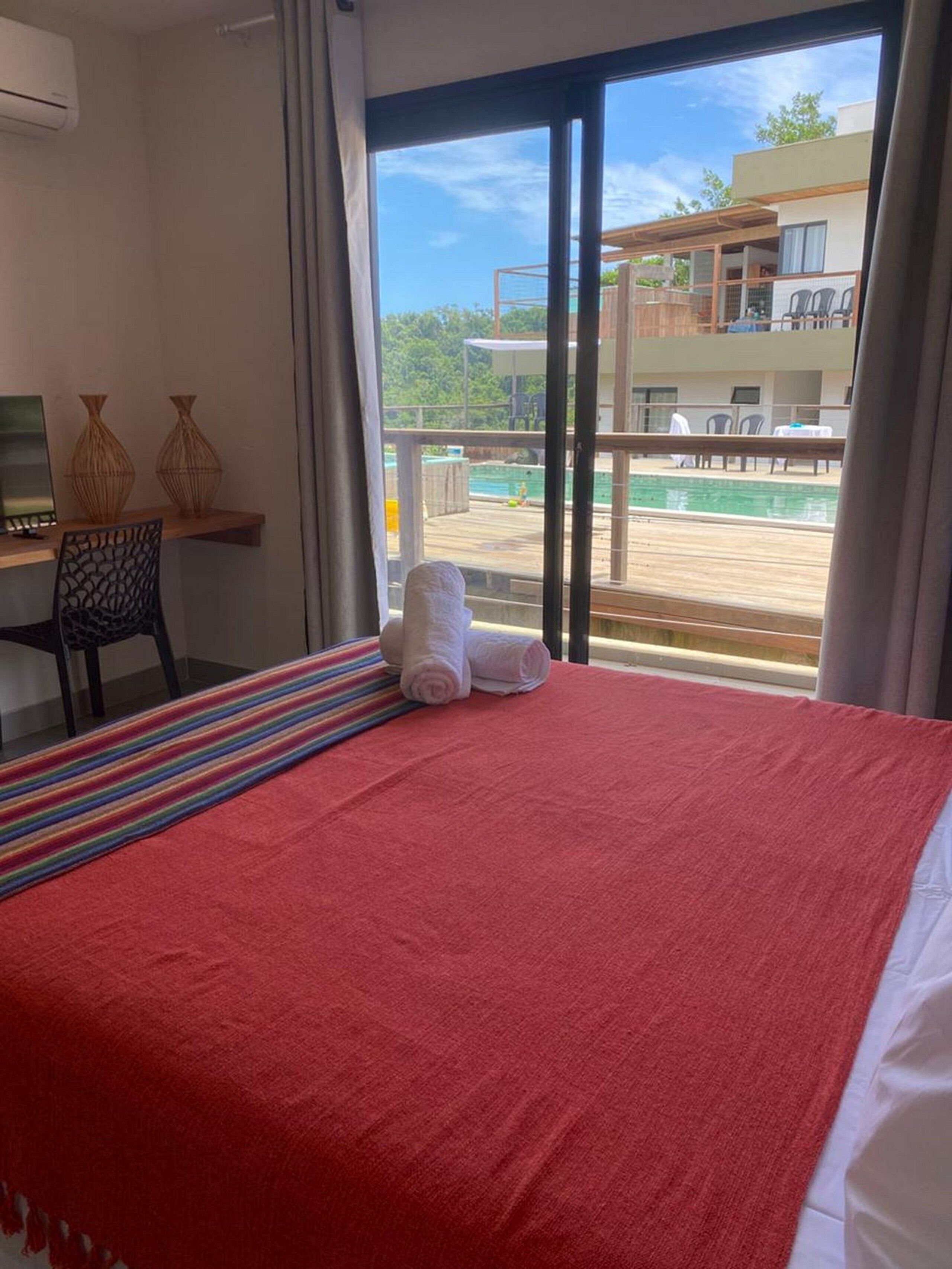 Espacio para trabajar con laptop y wifi gratis 