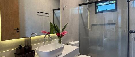 ファミリー アパートメント | バスルーム | シャワー、タオル、トイレットペーパー
