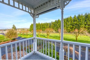 Premium Double Room, Ensuite, Courtyard View (Elizabeth Suite) | Terrace/patio