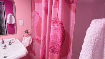 Haartrockner, Handtücher, Seife, Shampoo