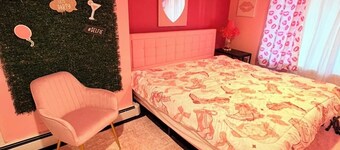 Pinksburgh-Instagram/friends/brides/bdays by N.Shore/downtown/Strip pets welcome