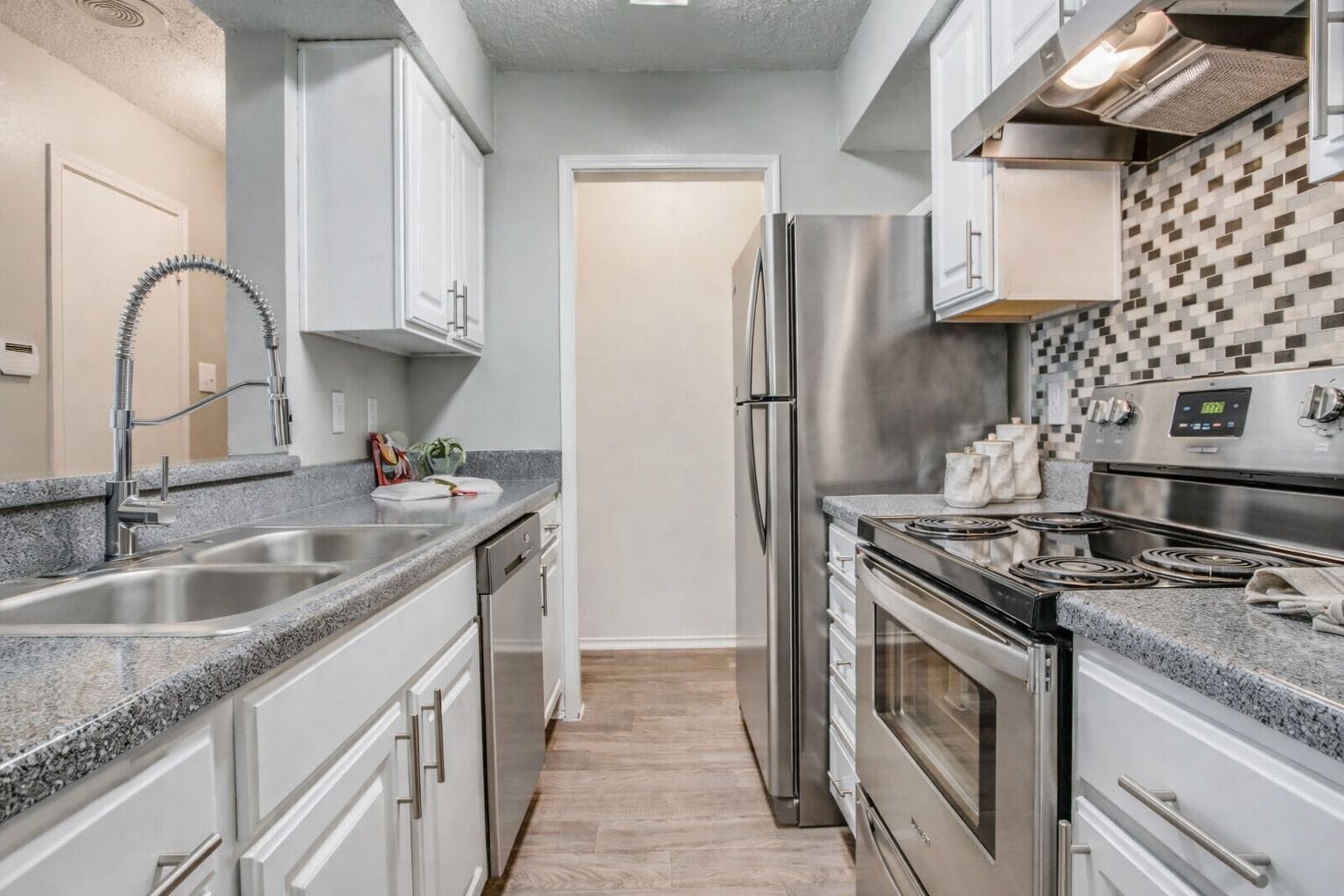 冰箱、微波炉、烤箱、炉灶