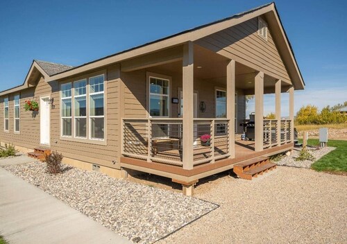 Hot Tub • King Bed • A/C • 2BR Near Jackson