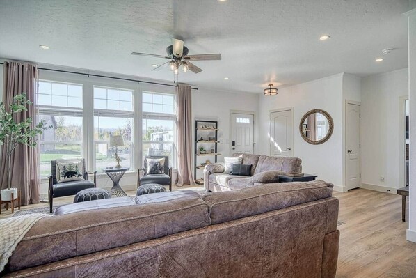 TV - 3 King Beds • Spacious • EV • A/C • Near Jackson (Teton County)