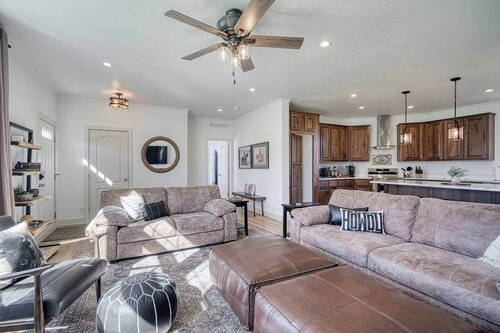 3 King Beds • Spacious • EV • A/C • Near Jackson