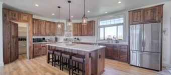 3 King Beds • Spacious • A/C • EV • Near Jackson