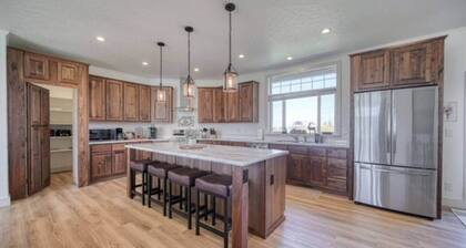 3 King Beds • Spacious • A/C • EV • Near Jackson