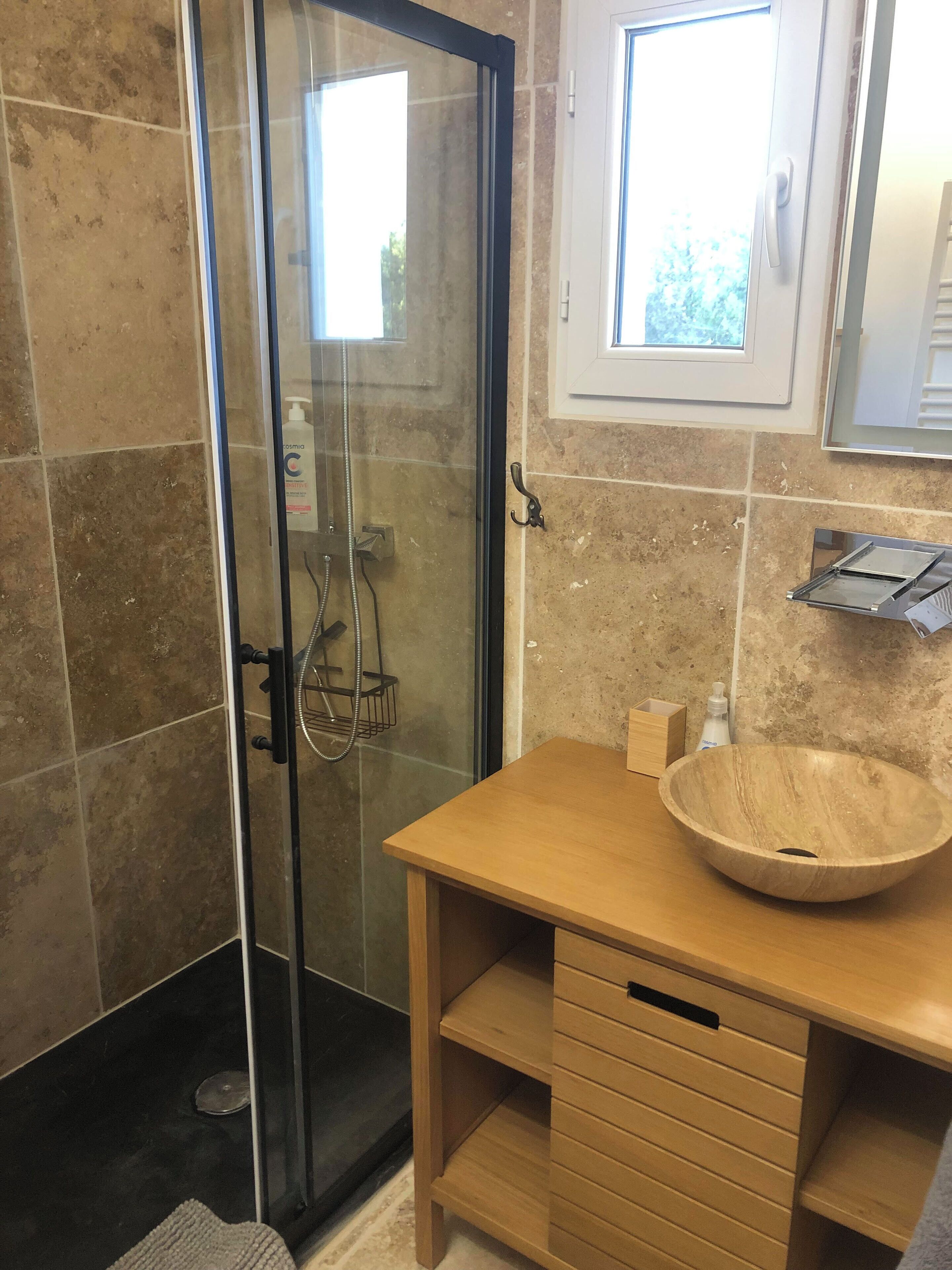 Jetted bath, towels, toilet paper