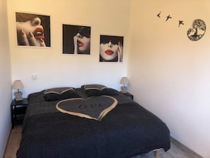 3 habitaciones, tabla de planchar con plancha, wifi y ropa de cama 
