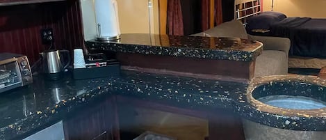 Réfrigérateur, four à micro-ondes, un four, surface de cuisson