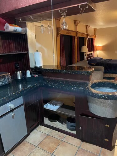 Sinatra Studio full kitchen SWIMMING POOL walk to all DWNTWN Phx entertainment