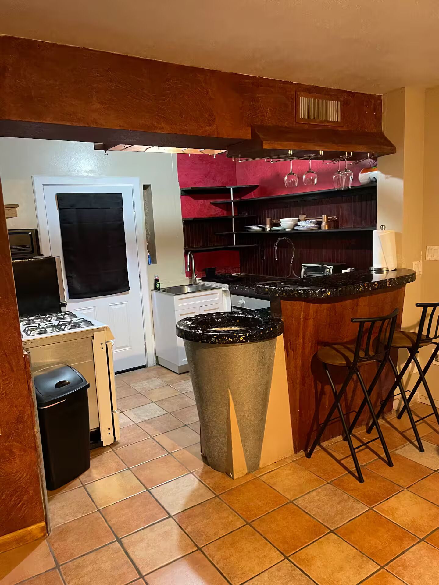 Mikrowelle, Ofen, Herdplatte, Wasserkocher mit Kaffee-/Teezubehör