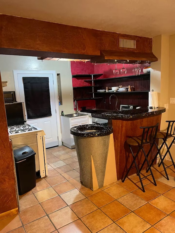 Mikrowelle, Ofen, Herdplatte, Wasserkocher mit Kaffee-/Teezubehör