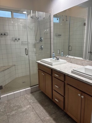 Secador de pelo, toallas, papel higiénico