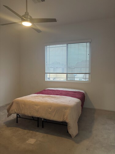 Spacious 4-bedroom Townhome in Lovely Las Vegas - 15 min to LAS