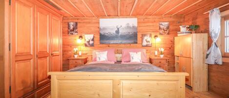 Travel cot, free WiFi