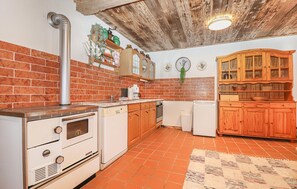 Køleskab, kogeplade, opvaskemaskine, kaffe-/temaskine